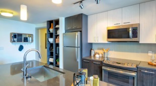 Two-toned cabinetry in the kitchen